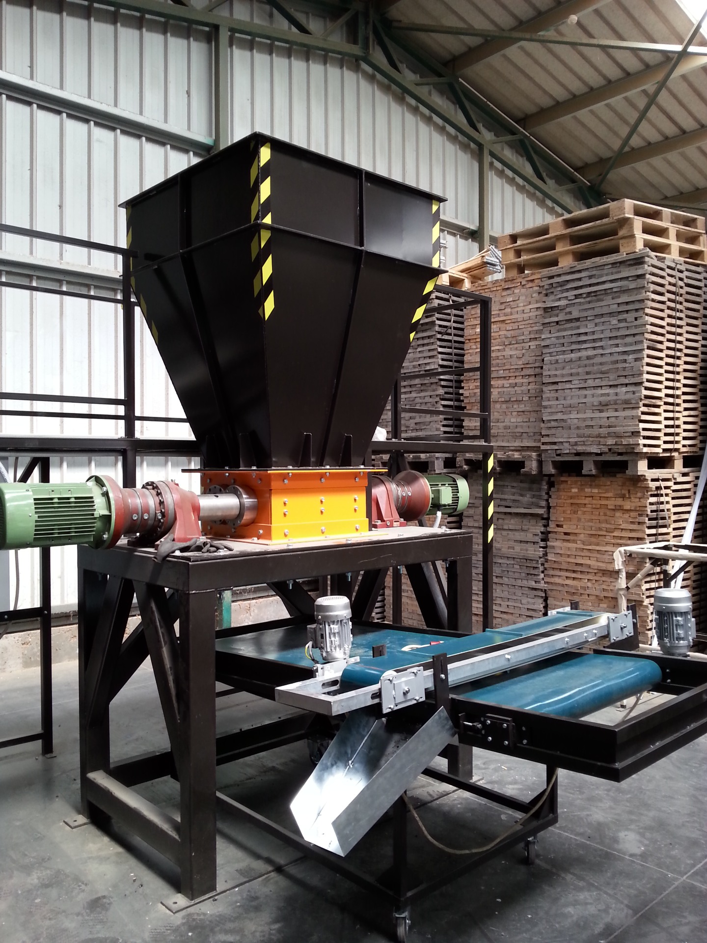 2015 Shredder grinder production is self-developed