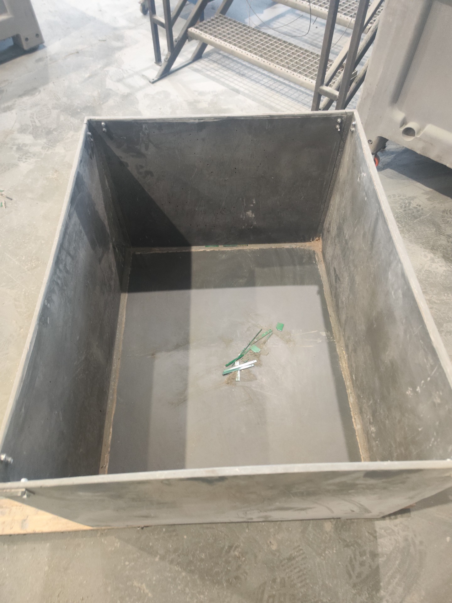 Box production using fiberglass and resin powder fractions from PCB waste, resulting from composite materials